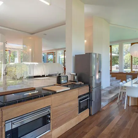 Madeleine Saint-Tropez