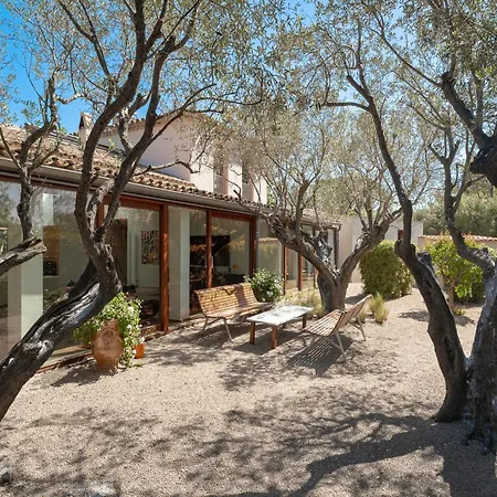 Madeleine Saint-Tropez